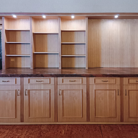 Elegantní pracovní plocha z žuly Multicolor, která díky své odolnosti a estetice vynikne v každém interiéru. Elegantní pracovní plocha z žuly Multicolor, která díky své odolnosti a estetice vynikne v každém interiéru.