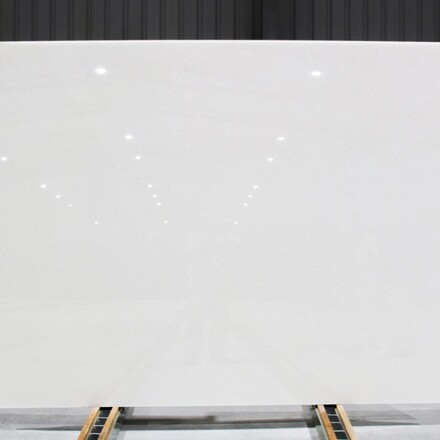 Cel&aacute; deska čistě b&iacute;l&eacute;ho mramoru Sparkling White s le&scaron;těnou povrchovou &uacute;pravou