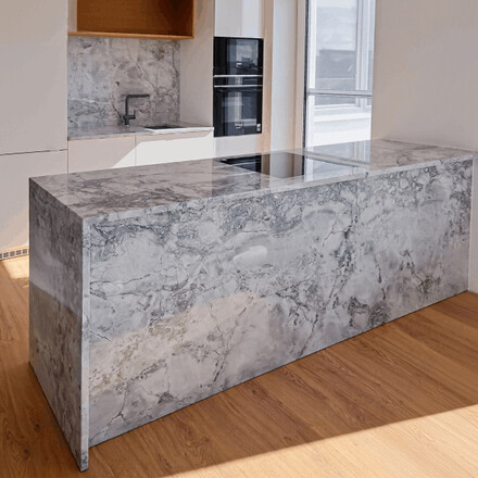 Kamenn&aacute; pracovn&iacute; deska ostrůvku včetně zad a boku z př&iacute;rodn&iacute;ho kvarcitu Super White Calacatta. Zak&aacute;zkov&aacute; v&yacute;roba kamenictv&iacute; TONE OF STONE. 