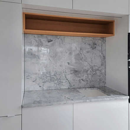 Kamenn&yacute; z&aacute;dov&yacute; obklad kuchyně z kvarcitu Super White Calacatta. Zak&aacute;zkov&aacute; v&yacute;roba kamenictv&iacute; TONE OF STONE.