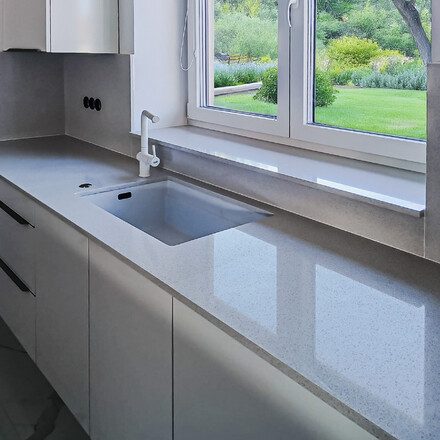 Moderní bílá kuchyň Technistone. Výroba na míru.