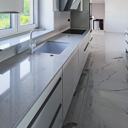 Bílá kuchyně Technistone Starlight White s jemným leskem.