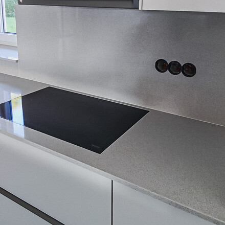 Zakázková výroba kuchyňské pracovní desky Technistone Starlight White.