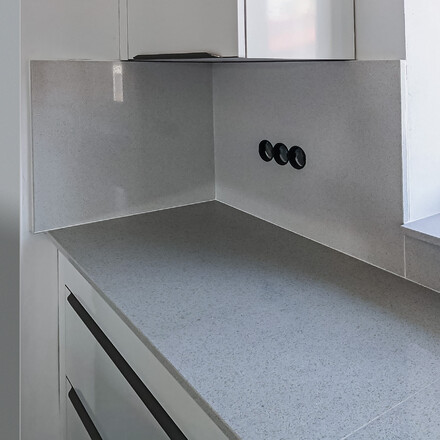 Moderní obklad kuchyně kamenem Technistone Starlight White.