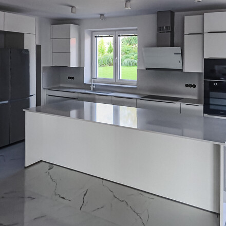 Elegantní kuchyň Technistone Starlight White.