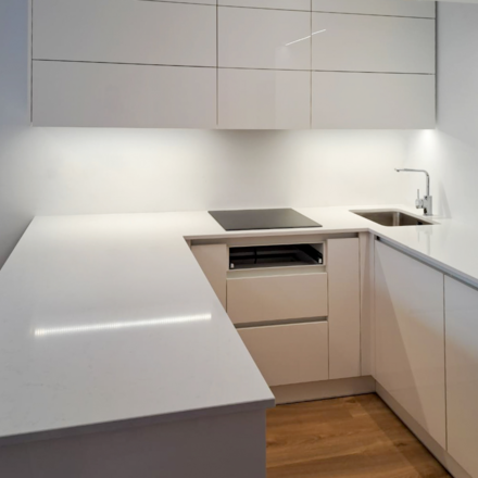 Minimalistická bílá kuchyňská deska z umělého kamene Technistone Noble Supreme White s leštěným povrchem je ideální volbou pro elegantní nadčasové kuchyně. Zakázková výroba TONE OF STONE