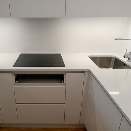 Pro modern&iacute; b&iacute;lou kuchyni jsme se z&aacute;kazn&iacute;kem zvolili jako kuchyňskou desku uměl&yacute; k&aacute;men Technistone Noble Supreme White. Zak&aacute;zkov&aacute; v&yacute;roba TONE OF STONE 