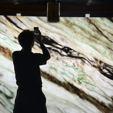 Prosvícená mramorová deska Aurora Borealis skvěle doplní atmosféru luxusního interiéru