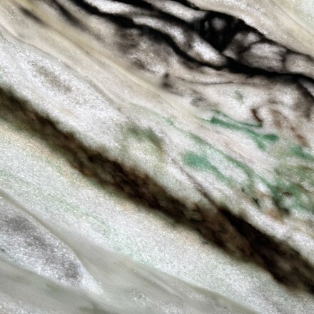 Detail na prosvícený mramor Aurora Borealis. 