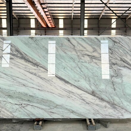 Bílý mramor Aurora Borealis se svou typickou nazelenalou kresbou