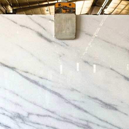 Bílý mramor s jemným žilkováním Lasa White v leštěné povrchové úpravě