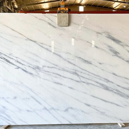 Mramor Lasa White je bílý mramor s jemnou kresbou vhodný pro obklady stěn, obklady krbů nebo kuchyňské desky