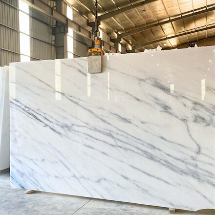 Mramorová deska Lasa White s jemným žilkováním v leštěné povrchové úpravě