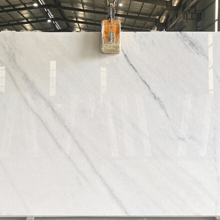 Bílá mramorová deska Lasa White s žilkováním