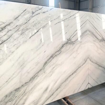 B&iacute;l&eacute; mramorov&eacute; desky Sparkling Calacatta sesazen&eacute; technikou bookmatch