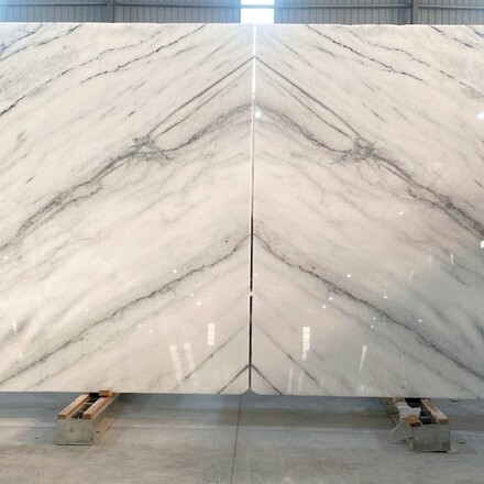 B&iacute;l&yacute; mramor Sprakling Calacatta skvěle vynikne jako obklad stěny pomoc&iacute; techniky bookmatch