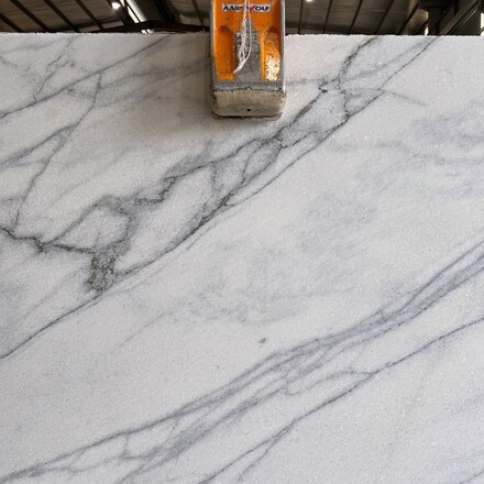 Mramor Sparkling Calcatta je luxusn&iacute; př&iacute;rodn&iacute; k&aacute;men, kter&yacute; je ide&aacute;ln&iacute; pro velkoform&aacute;tov&yacute; obklad stěn technikou bookmatch