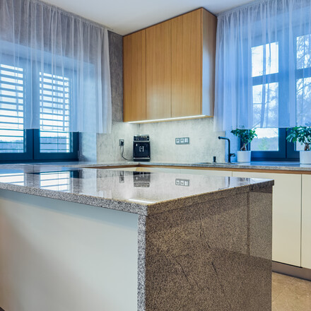 Žulová kuchyňská deska z přírodní žuly Kashmir Silver.