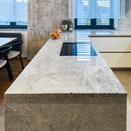 Žulová pracovní deska Kashmir Silver s lesklým povrchem. Žulová pracovní deska Kashmir Silver s lesklým povrchem.