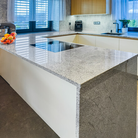 Žulová kuchyňská deska ze žuly Kashmir Silver s ostrůvkem.