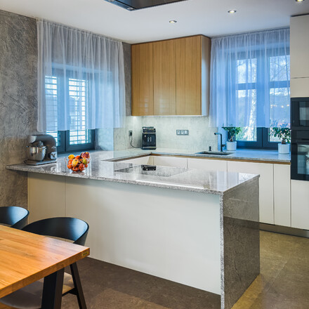 Kamenná pracovní deska z elegantní šedé žuly Kashmir Silver.