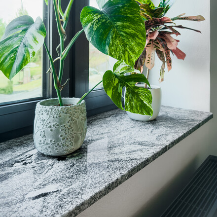 Žulové parapety z kamene Viscount White.