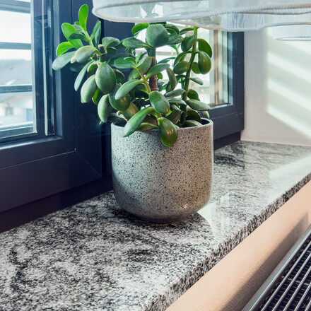 Kamenný parapet z šedé žuly Viscount White. Kamenný parapet z šedé žuly Viscount White.