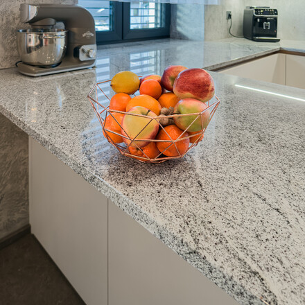 Šedá kuchyňská deska ze žuly Kashmir Silver. Šedá kuchyňská deska ze žuly Kashmir Silver.