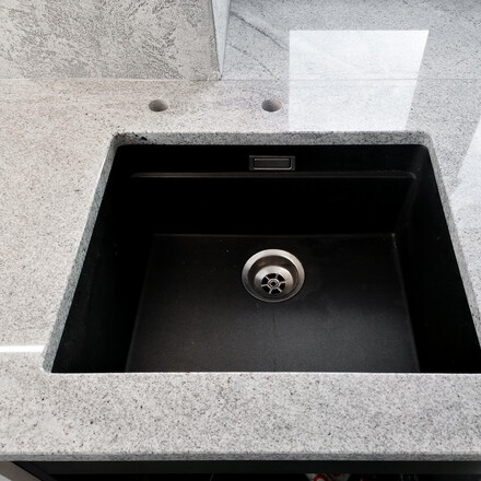 Kuchyně s přírodním kamenem Kashmir Silver - po montáži