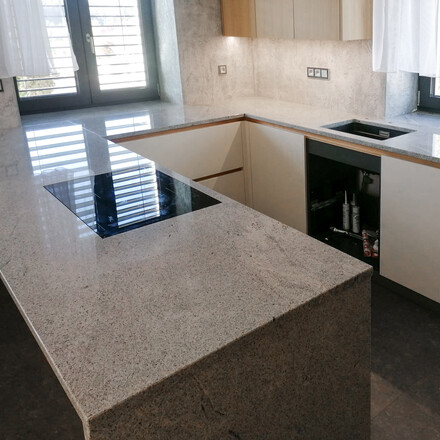 Kuchyně s přírodním kamenem Kashmir Silver - po montáži