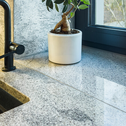 Moderní přírodní kámen Kashmir Silver v kuchyni.