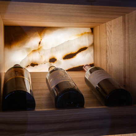 Obklad stěny podsvíceným přírodním onyxem Onice Verde