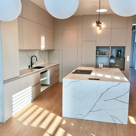 Kamenn&aacute; kuchyňsk&aacute; deska z uměl&eacute;ho kamene Technistone Crystal Calacatta Silva