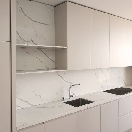 Kuchyně Crystal Calacatta Silva značky Technistone