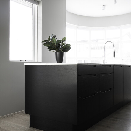 Elegantní ostrůvek Crystal Calacatta Silva značky Technistone