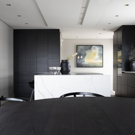 Moderní kuchyňská deska Crystal Calacatta Silva značky Technistone