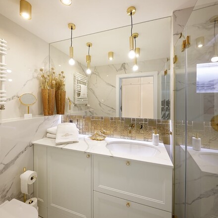 Obložení stěny a koupelnová deska Crystal Calacatta Silva značky Technistone