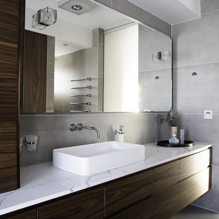 Koupelnová umyvadlová deska Crystal Calacatta Silva značky Technistone