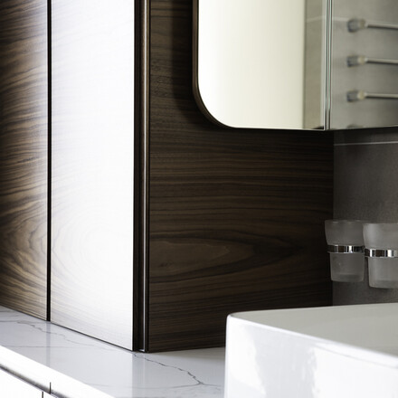 Koupelnová umyvadlová deska Crystal Calacatta Silva značky Technistone