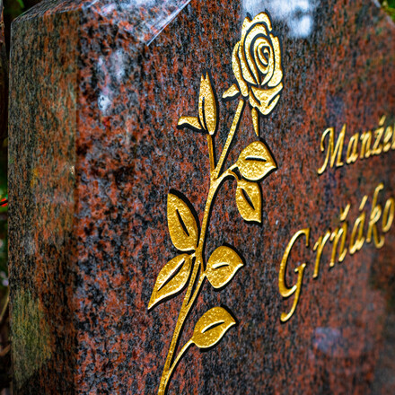 Detail grafiky na nápisové desce, žula Multicolor, pískování a zlacení, zakázková výroba TONE OF STONE.