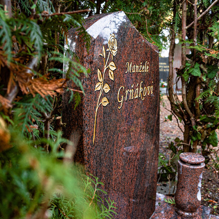 Detail grafiky na nápisové desce, žula Multicolor, pískování a zlacení, zakázková výroba TONE OF STONE.