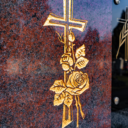 Detail grafiky na nápisové desce, žula Multicolor, pískování a zlacení, zakázková výroba TONE OF STONE.