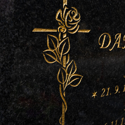 Detail grafiky na žulové nápisové desce, pískování a zlacení, zakázková výroba TONE OF STONE.