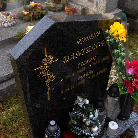 Detail nápisové desky s fazetou, pískování a zlacení písma, zakázková výroba TONE OF STONE.