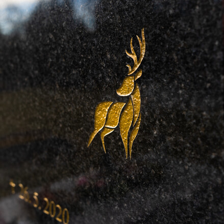 Hřbitovní architektura, zakázková výroba TONE OF STONE, detail vypískovaného jelena ve zlaté barvě na desce z přírodního kamene - žula Impala