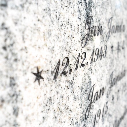 Zakázková výroba TONE OF STONE, jednohrob ze žuly Viscount White, pískované nápisy v černé barvě, chodníčky - opalovaný žula Padang Crystal.