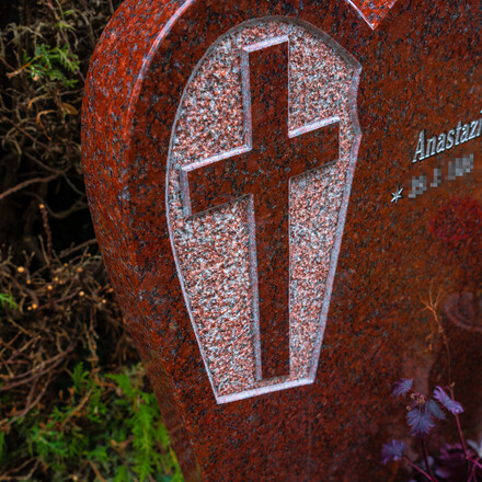 Urnový hrob 80x80 cm z žuly Imperial Red, chodníček z žuly Mystic Black, stříbrné písmo, sekaný kříž, vyřezaná a vyleštěná dekorativní podložka ve tvaru srdce, zakázková výroba.