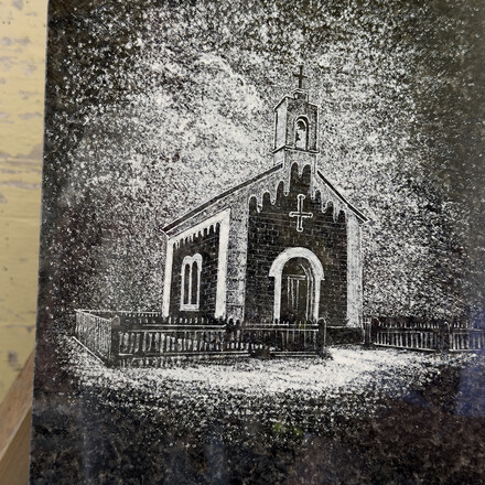 Motiv kostela na žulové nápisové desce, technika pískování.