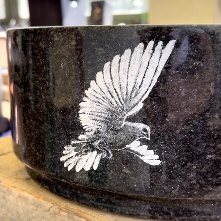 Pískovaná holubice na hřbitovní váze z přírodní žuly.