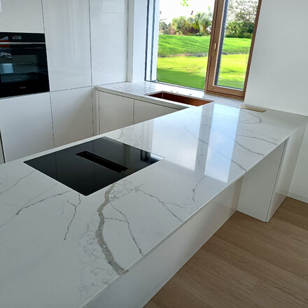 Kuchyňská deska Technistone Crystal Calacatta Silva s lesklým povrchem. Zakázková výroba TONE OF STONE.
